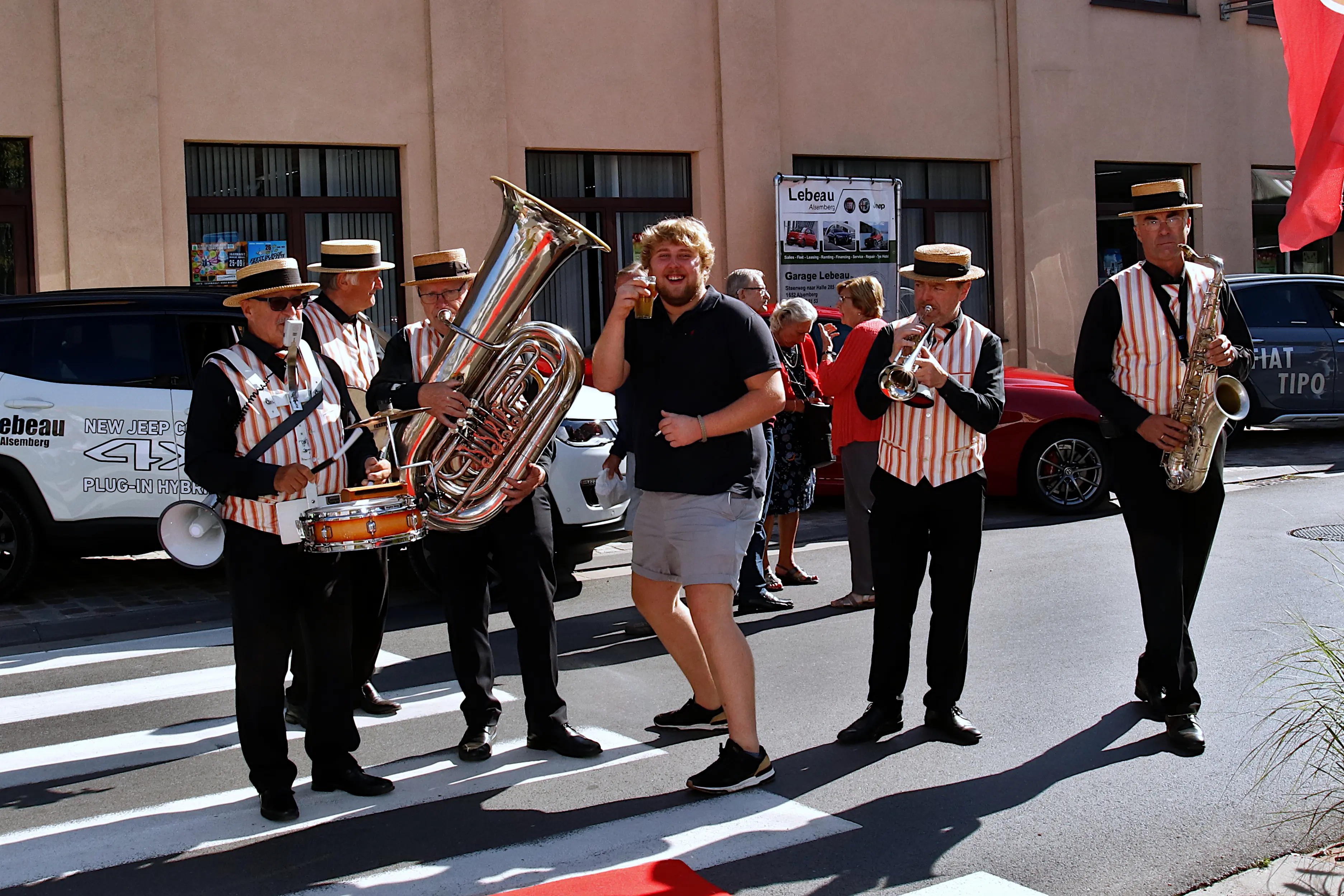 een muziek band aan het spelen en iemand aan het genieten van een biertje op de Jaarmarkt van Rode